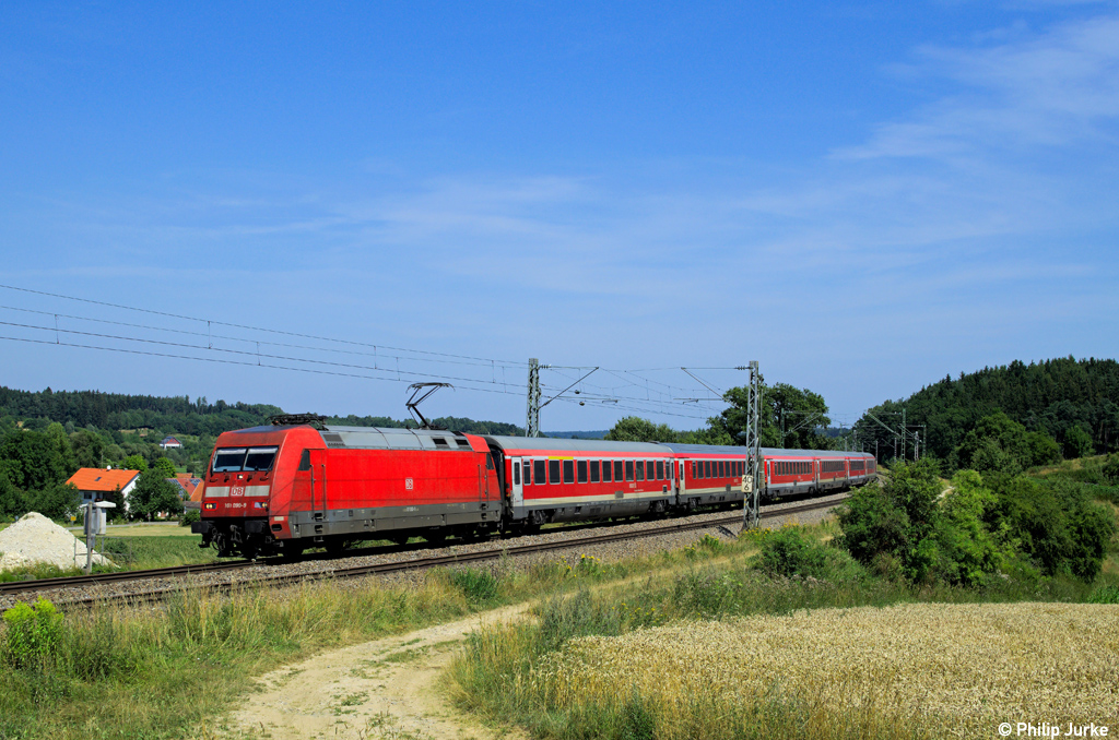101 090-9 mit dem RE 4011 von Nürnberg Hbf nach München Hbf am 05.08.2013 bei Paindorf.
