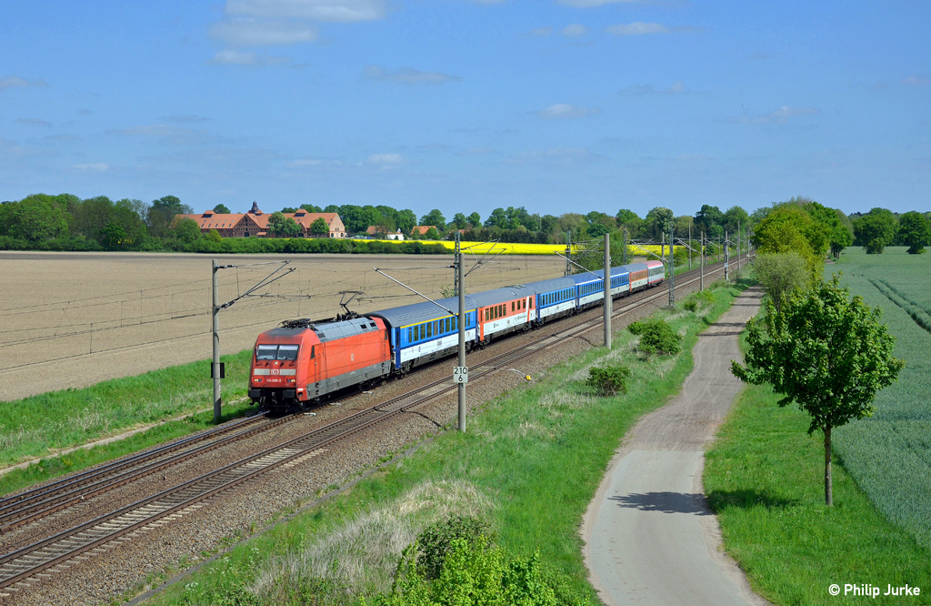 101 099-5 mit dem EC 176 (Brno hl. n. - Hamburg-Altona) am 15.05.2015 bei Brahlstorf.
