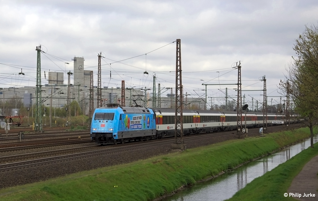 101 102-2 mit dem EC 9 (Hamburg-Altona - Zürich HB) am 23.03.2014 in Düsseldorf-Mörsenbroich.
