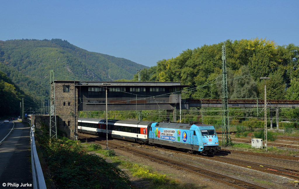 101 102-2 mit dem EC 9 (HH-Altona - Zürich HB) am 03.10.2014 bei Bingen(Rhein).
