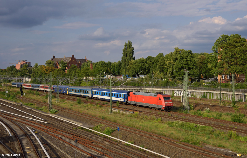101 109-7 mit dem EN 477 + EN 60477 (Berlin Hbf - Budapest-Keleti sowie Berlin Hbf - Wien Hbf) am 30.07.2016 in Berlin Südkreuz.
