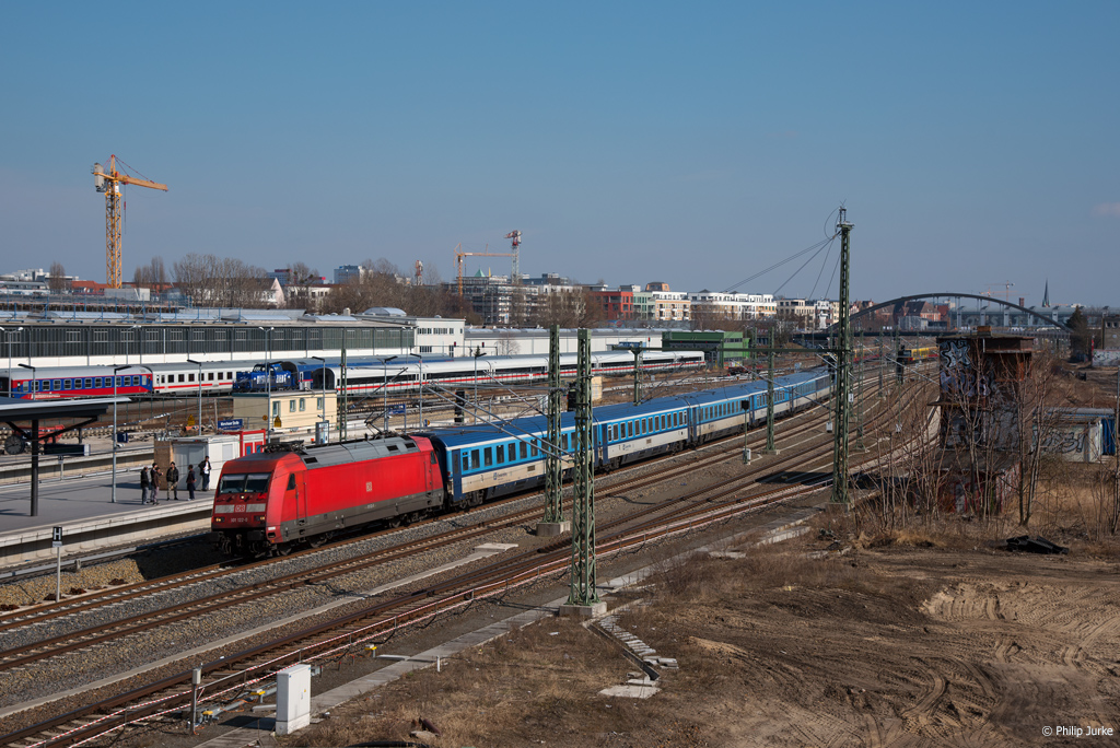 101 122-0 mit dem EC 174 (Prag hl. n. - Hamburg-Altona) am 30.03.2018 an der Warschauer Straße.
