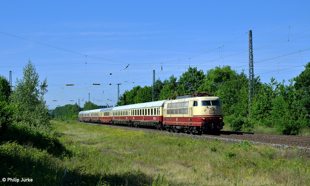 103 113-7 mit dem TEE 91518 (Koblenz-Lützel Mitte - Koblenz-Lützel Nord) am 14.06.2015 bei Menden(Rheinl.).
