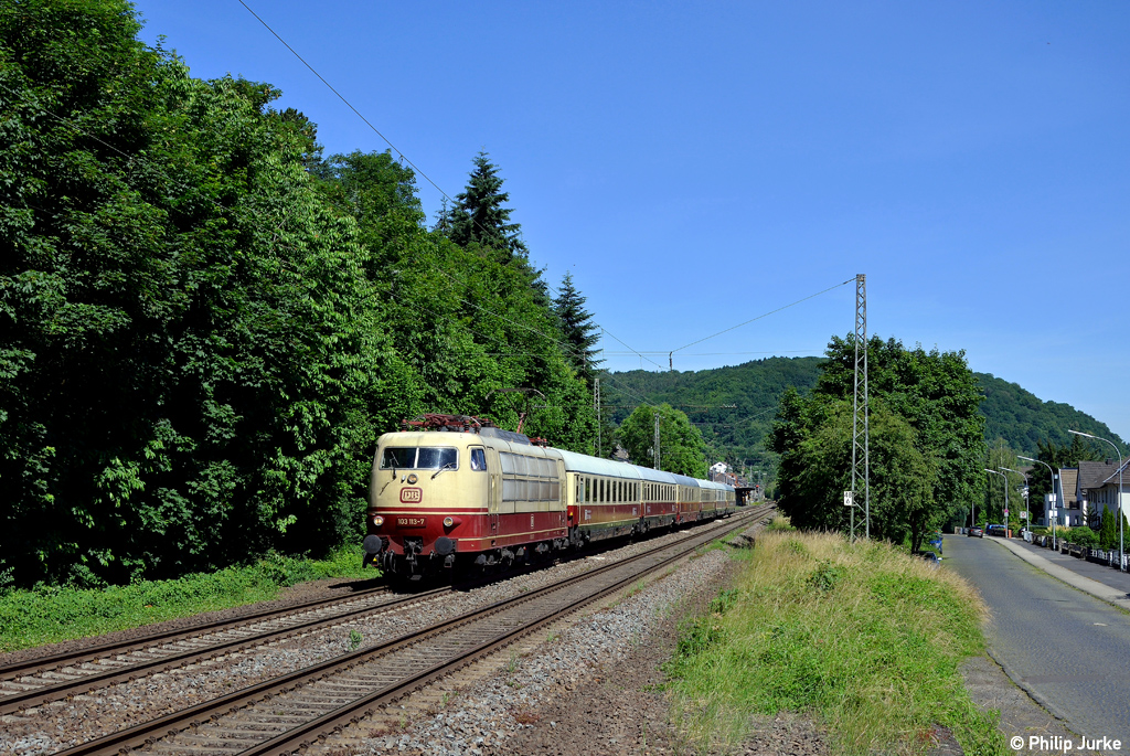 103 113-7 mit dem TEE 91518 (Koblenz-Lützel Mitte - Koblenz-Lützel Nord) am 14.06.2015 bei Oberwinter.
