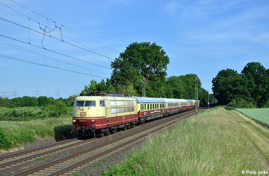 103 113-7 mit dem TEE 91519 (Koblenz-Lützel Nord - Koblenz-Lützel Mitte) am 14.06.2015 zwischen Roisdorf und Sechtem.

