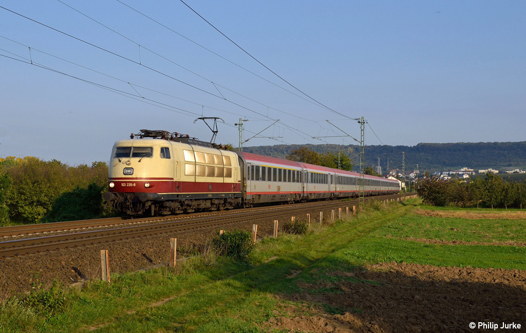 103 235-8 mit dem IC 118 (Bludenz - Münster(Westf)Hbf) am 03.10.2014 bei Gau-Algesheim.
