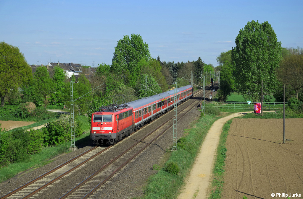 111 009-7 mit dem RE 10452 (Düsseldorf Hbf - Aachen Hbf) am 16.04.2014 bei Mönchengladbach-Lürrip.
