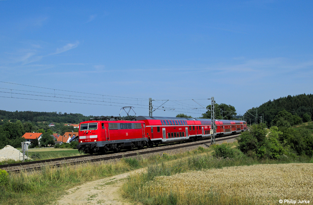 111 057-6 mit der RB 59151 von Treuchtlingen nach Mnchen Hbf am 05.08.2013 bei Paindorf.
