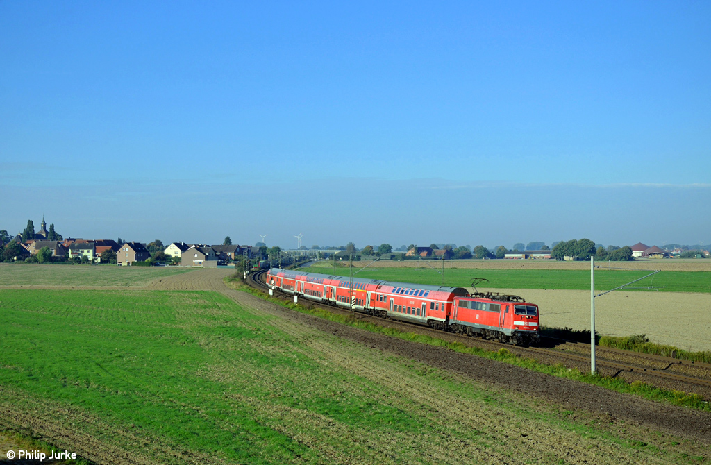 111 092-3 mit dem RE 27775 (Bielefeld Hbf - Braunschweig Hbf) am 03.10.2015 bei Haste.
