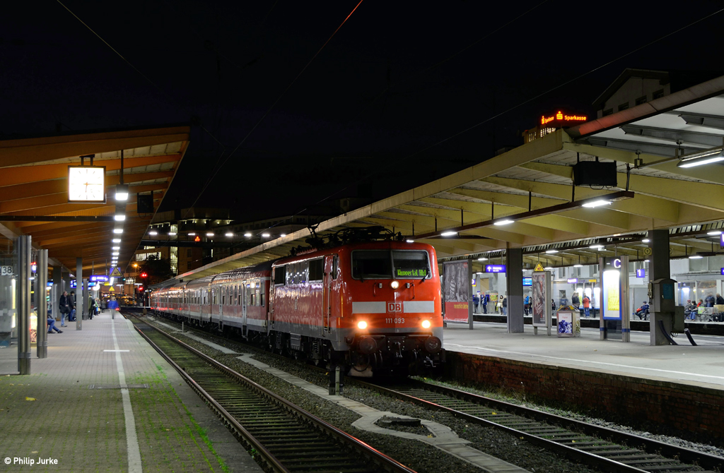 111 093-1 mit der RB 27726 (Bonn-Mehlem - Wuppertal Hbf) am 29.10.2015 in Wuppertal Hbf.

