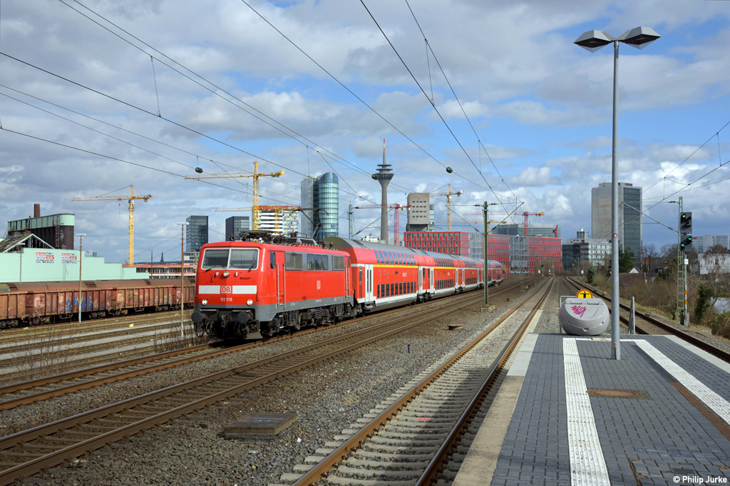 111 119-4 mit dem RE 10418 (Dortmund Hbf - Aachen Hbf) am 05.03.2017 bei Düsseldorf-Hamm.