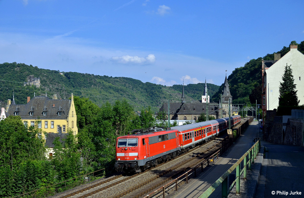 111 121-0 mit dem RE 12190 (Frankfurt(Main)Hbf - Koblenz Hbf) am 01.08.2014 bei St. Goar. 
