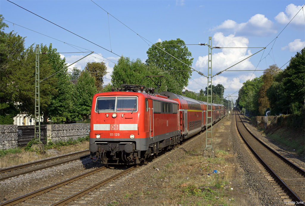 111 129-3 mit dem RE 10426 (Dortmund Hbf - Aachen Hbf) am 03.09.2017 in Erkrath.
