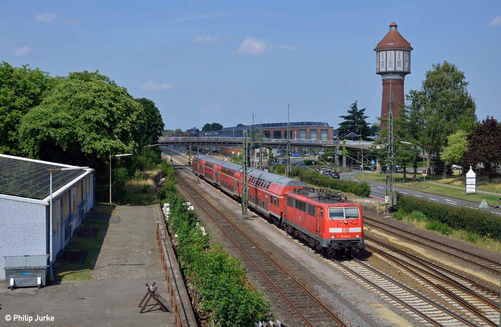 111 145-9 mit dem RE 26233 (Emden Hbf - Münster(Westf)Hbf) am 17.07.2015 in Lingen(Ems).
