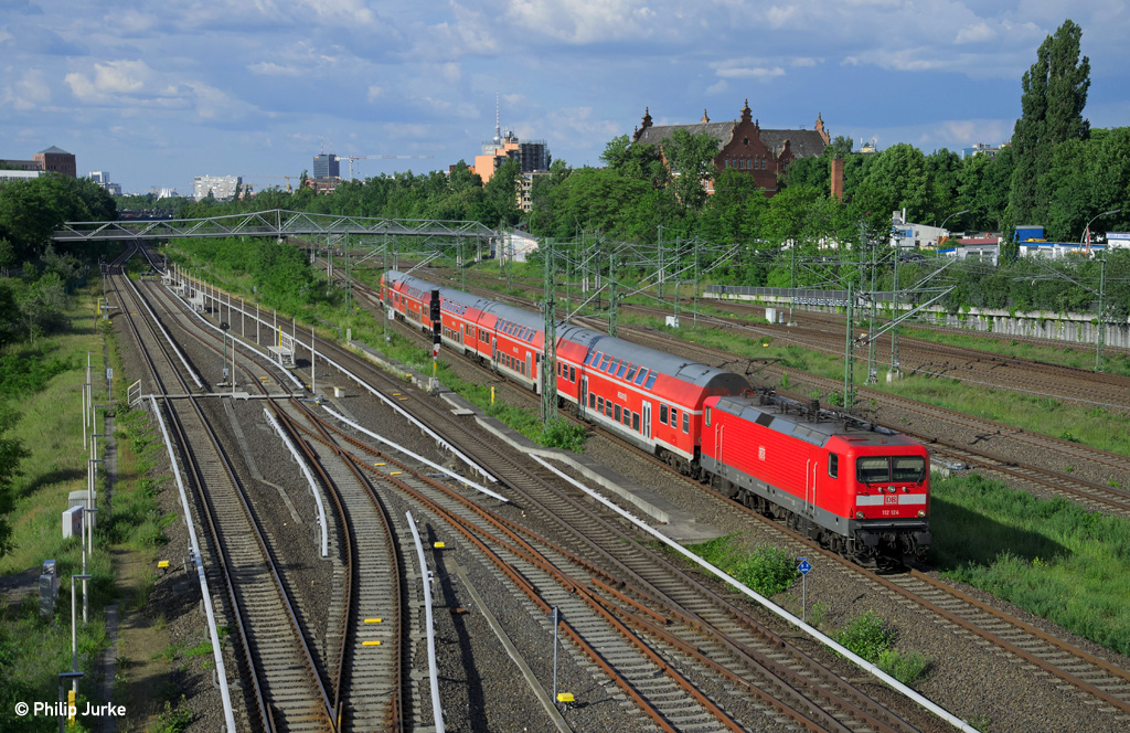 112 124-3 mit dem RE 18315 (Stralsund Hbf - Elsterwerda Hbf) am 30.05.2014 in Berlin-Südkreuz.

