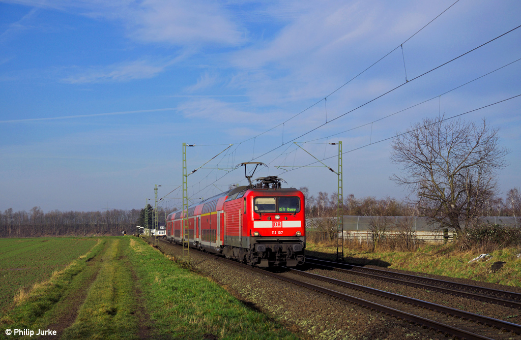 112 157-3 mit dem RE 10716 (Krefeld Hbf - Rheine) am 12.01.2014 bei Kaarst.
