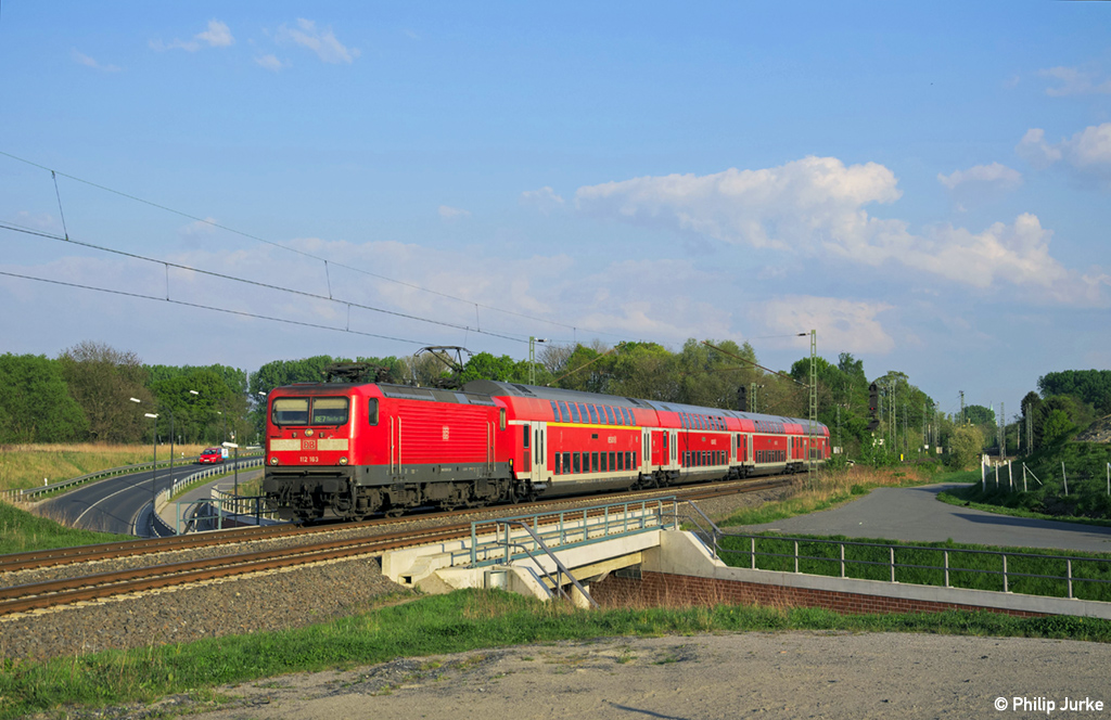 112 163-1 mit dem RE 10726 (Krefeld Hbf - Münster(Westf)Hbf) am 20.04.2014 bei Bockum-Hövel.
