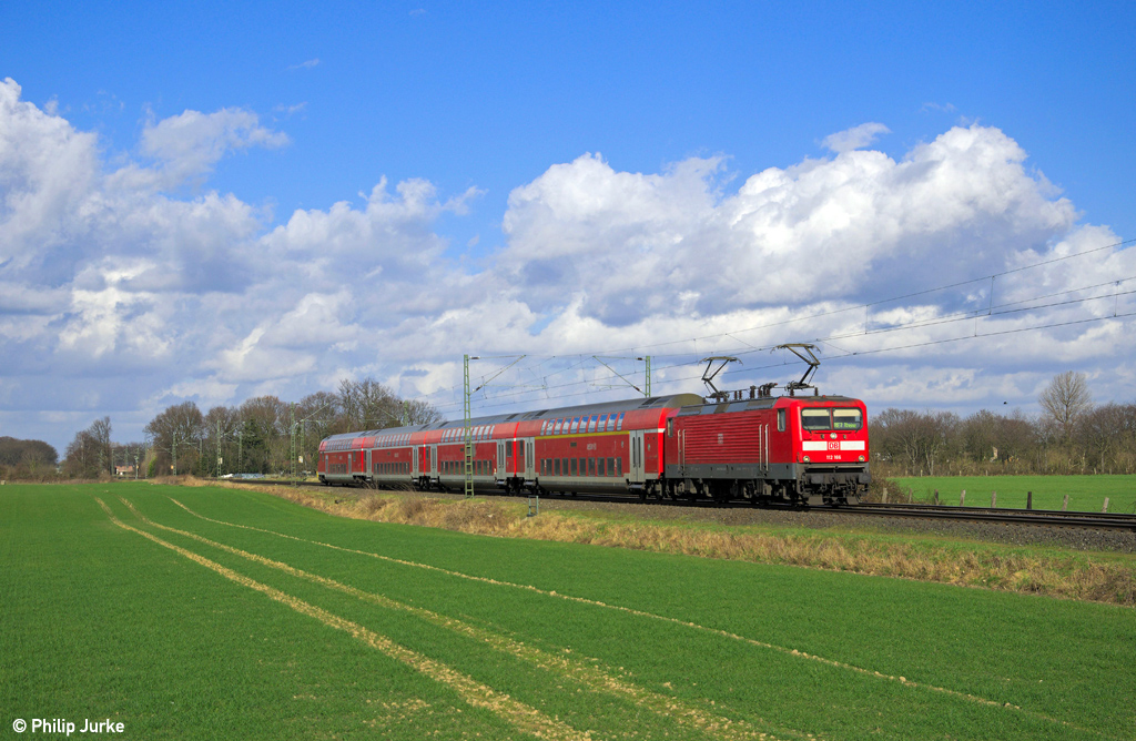 112 166-4 mit dem RE 10720 (Krefeld Hbf - Rheine) am 16.02.2014 bei Bösinghoven.
