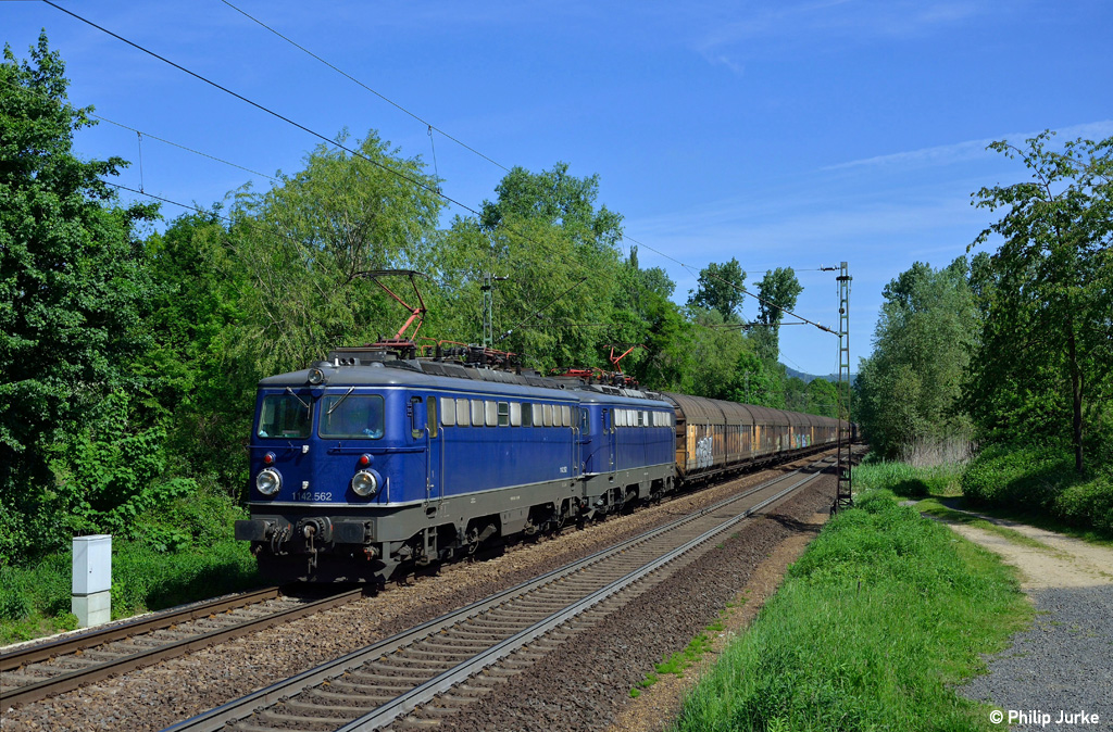 1142 562-9 und 1142 578-8 mit dem DGS 44692 (Hamm Rbf - Basel Bad Rbf) am 14.05.2015 bei Unkel.
