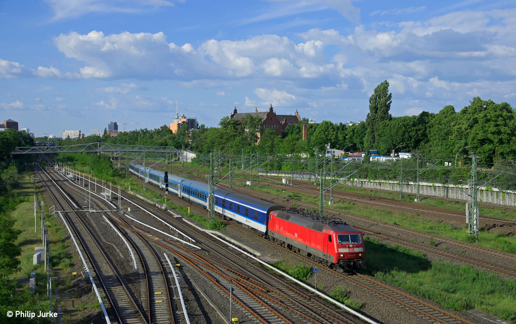 120 125-0 mit dem EN 477 (Berlin Hbf - Budapest-Keleti) sowie den Kurswagen des EN 60477 (Berlin Hbf - Wien Westbf.) am 30.05.2014 in Berlin-Südkreuz.
