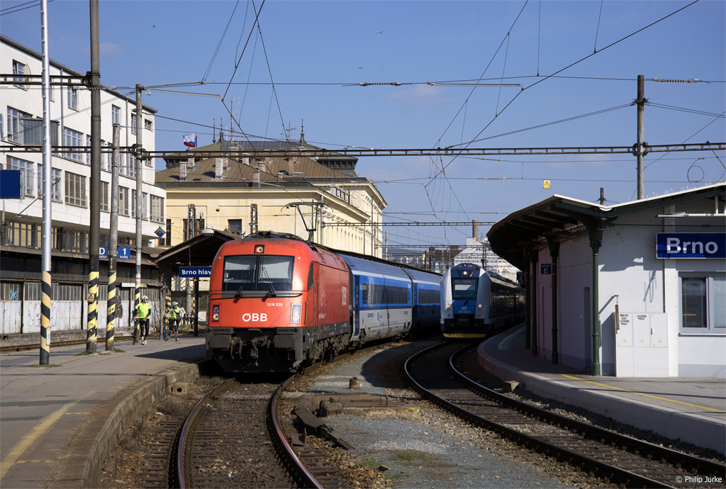 1216 239-4 mit dem RJ 75 (Praha hl. n. - Graz Hbf) am 01.10.2017 in Brno hl. n..
