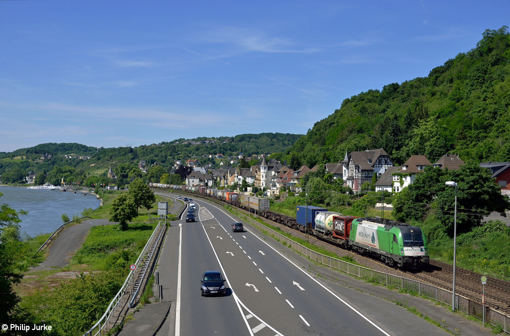 1216 954-8 mit einem KV-Zug am 14.06.2015 zwischen Linz am Rhein und Leubsdorf.
