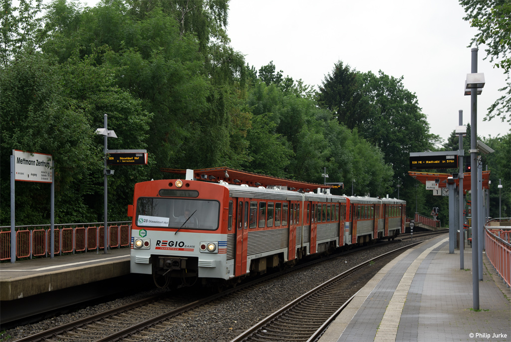 133 242-7  VT42  und 133 239-3  VT39   als S28 (Mettmann Stadtwald - Düsseldorf Hbf) am 01.07.2017 bei der Einfahrt in den Haltepunkt Mettmann Zentrum.
