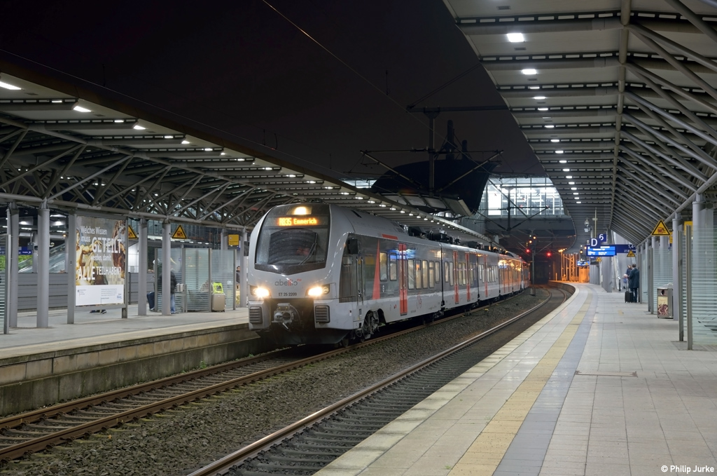 1429 016-7  ET 25 2209  und 1429 014-2  ET 25 2207  als ABR 90292 (Düsseldorf Hbf - Emmerich) am 11.11.2016 beim Halt am Flughafen Fernbahnhof in Düsseldorf.
