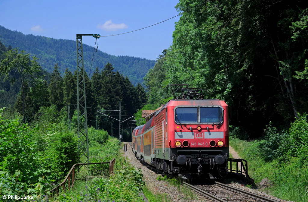 143 042-0 mit der RB 26941 (Freiburg(Breisgau)Hbf - Neustadt(Schwarzwald) am 21.06.2014 bei Höllsteig.
