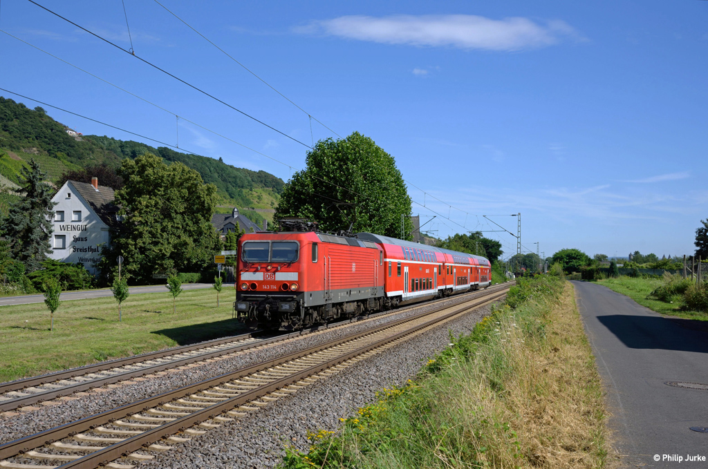 143 114-7 mit der RB 12574 (Koblenz Hbf - Köln Hbf) am 07.08.2016 bei Leutesdorf.

