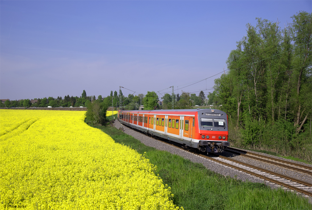 143 241-8 schiebt die S1 (Dortmund Hbf - Essen-Steele Ost) am 10.05.2017 zwischen Wattenscheid-Höntrop und Essen-Eiberg.
