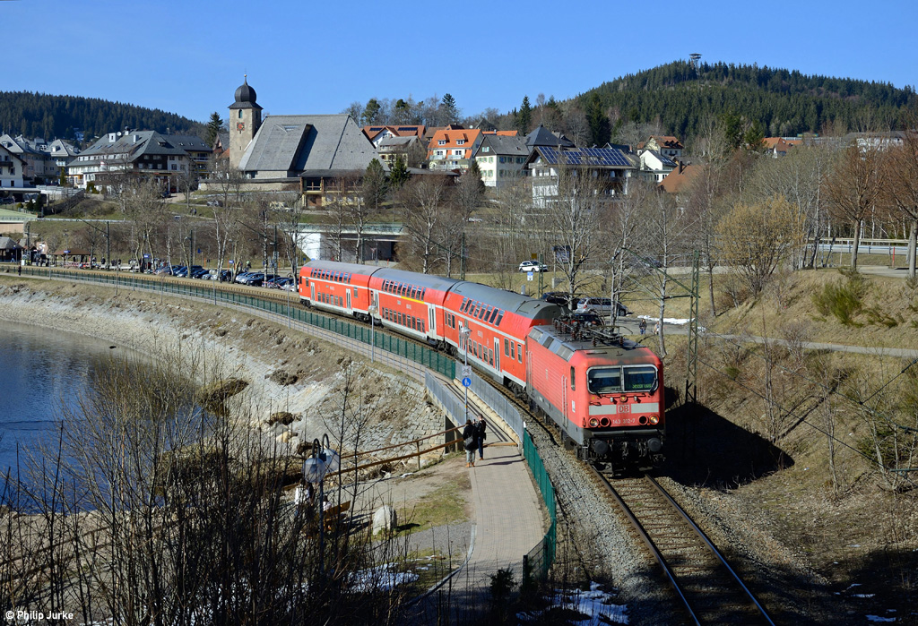143 312-7 mit der RB 17275 (Freiburg(Breisgau)Hbf - Seebrugg) am 26.03.2016 am Schluchsee.
