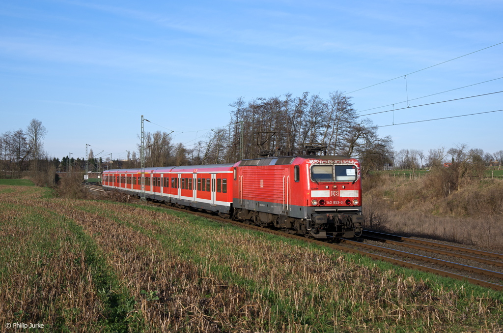 143 853-0 mit der S1 (Dortmund Hbf - Essen-Steele Ost) am 25.03.2017 zwischen Wattenscheid-Höntrop und Essen-Eiberg.
