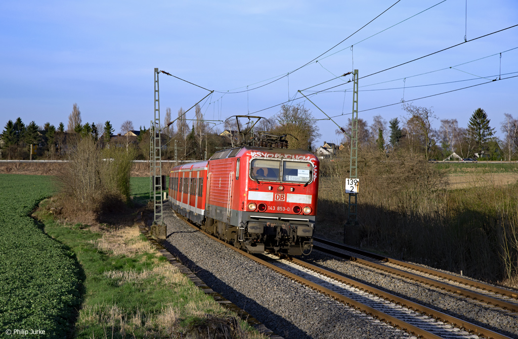 143 853-0 mit der S1 (Dortmund Hbf - Essen-Steele Ost) am 26.03.2017 zwischen Wattenscheid-Höntrop und Essen-Eiberg.
