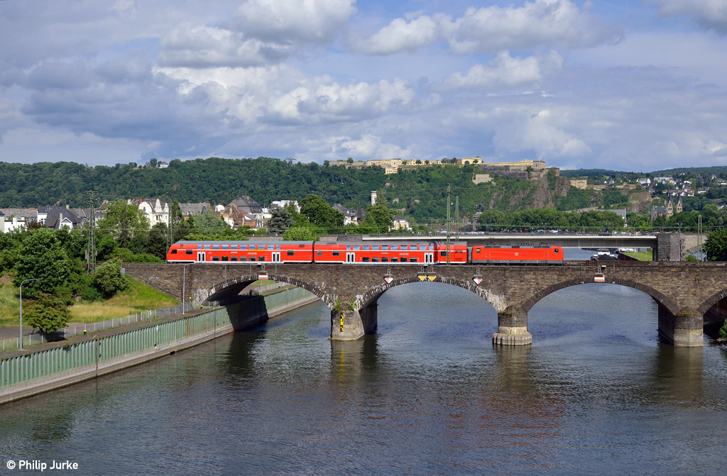 143 925-6 mit der  RB 12573 (Köln Hbf - Koblenz Hbf) am 13.06.2015 auf der Europabrücke zwischen Koblenz-Lützel und Koblenz Stadtmitte.
