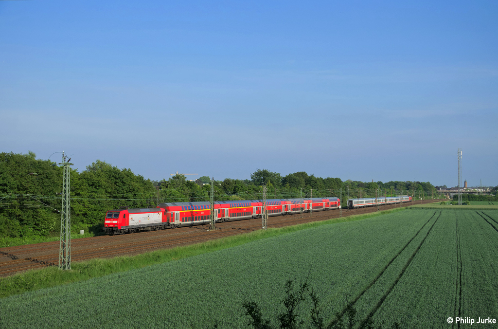 146 024-5 mit dem RE 10135 (Aachen Hbf - Hamm(Westf)) am 17.05.2014 bei Langenfeld.
