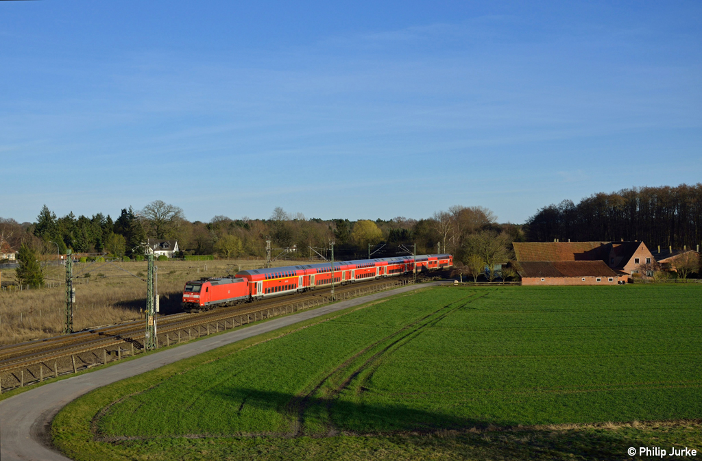 146 102-9 mit dem RE 4424 (Hannover Hbf - Bremerhaven-Lehe) am 22.03.2015 bei Langwedel.
