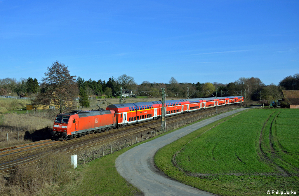 146 105-2 mit dem RE 4422 (Hannover Hbf - Emden Hbf) am 22.03.2015 bei Langwedel.
