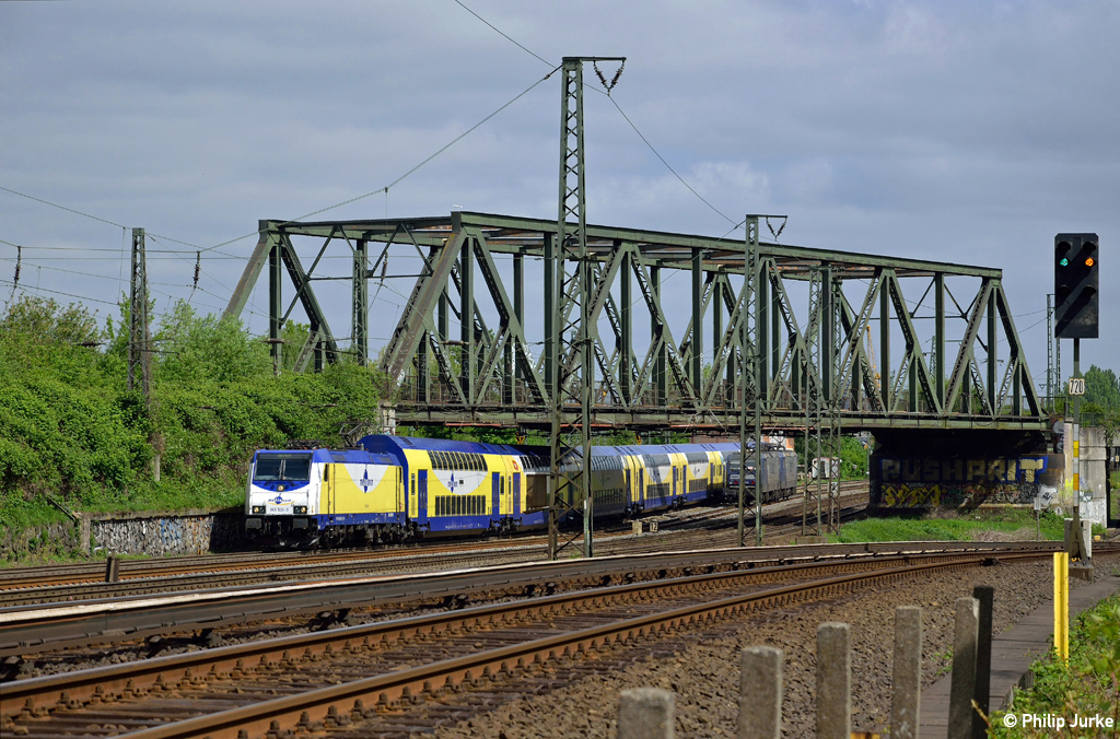 146 536-8 mit dem ME 82012 (Hamburg Hbf - Bremen Hbf) am 15.05.2015 bei Hamburg Veddel.
