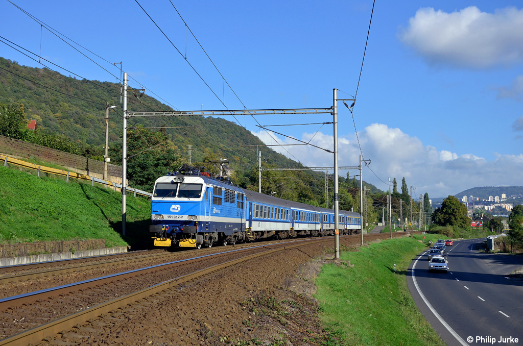 151 012-2 mit dem R605 (Cheb - Praha hl. n.) am 27.09.2015 zwischen Ústí nad Labem hl. n. und Dolní Zálezly.
