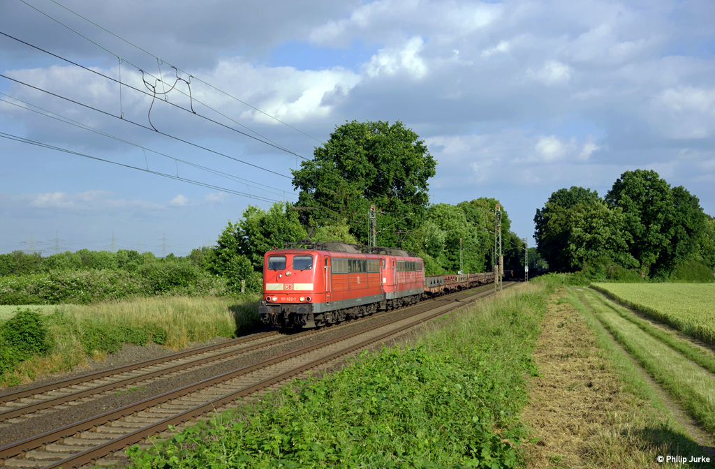151 022-1 und 151 168-2 mit dem Andernacher am 19.06.2016 bei Bornheim.
