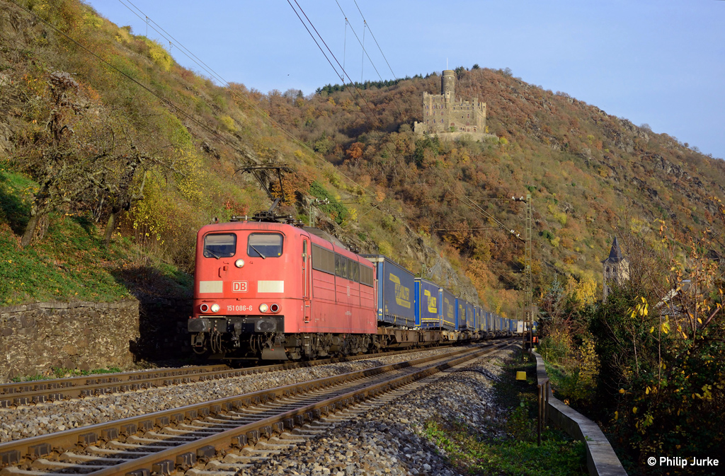 151 086-6 mit dem KT 40542 (Verone Q.E. - Geleen-Lutterade) am 08.11.2015 zwischen St. Goarshausen und Kestert.