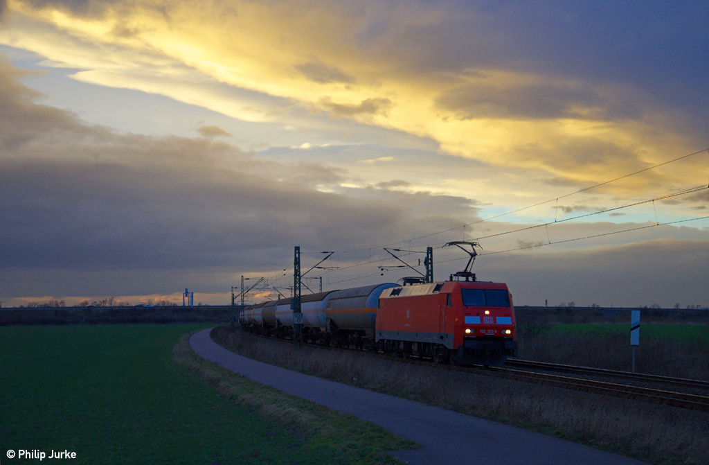 152 102-0 mit einem gemischten Güterzug am 22.02.2014 bei Schkeuditz West.
