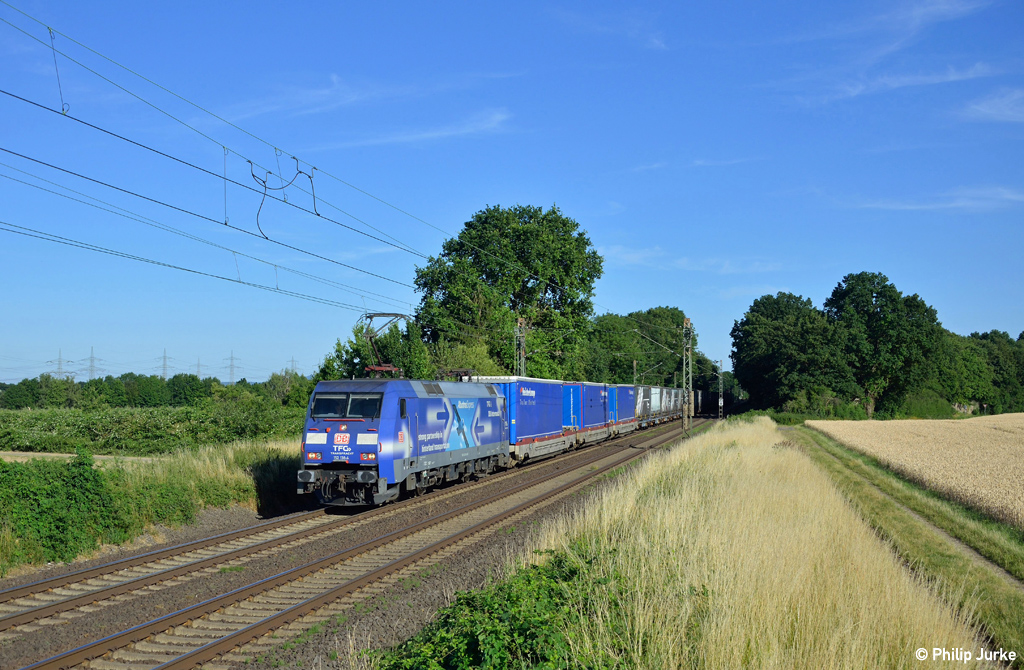 152 138-4 mit dem GA 52971 (Dillingen - Berlin-Lichterfelde West) am 10.07.2015 zwischen Roisdorf und Sechtem.
