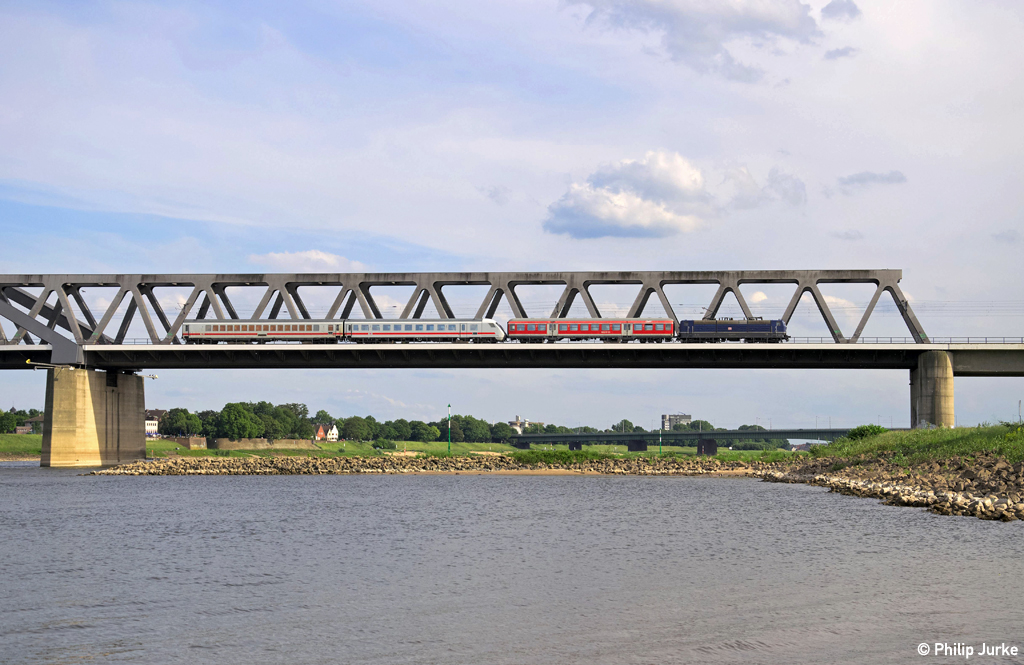 181 201-5 mit dem PbZ 2477 (Dortmund Bbf - Frankfurt(Main)Hbf) am 25.05.2014 auf der Hammer Rheinbrücke zwischen Düsseldorf und Neuss.
