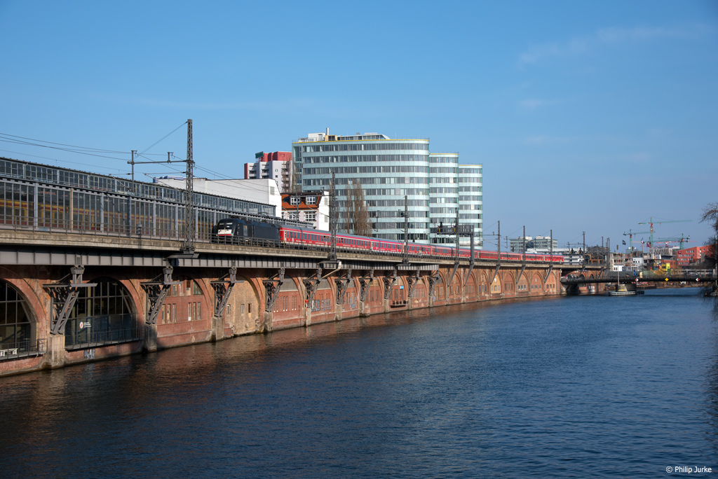 182 513-2 mit dem IRE 4272 (Berlin Ostbahnhof - Hamburg Hbf) am 30.03.2018 an der Jannowitzbrücke.
