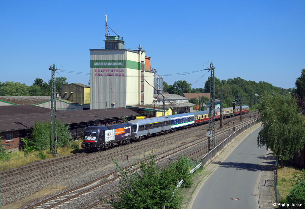 182 530-6 mit dem HKX 1812 von Hamburg nach Köln am 02.08.2013 bei Tostedt.
