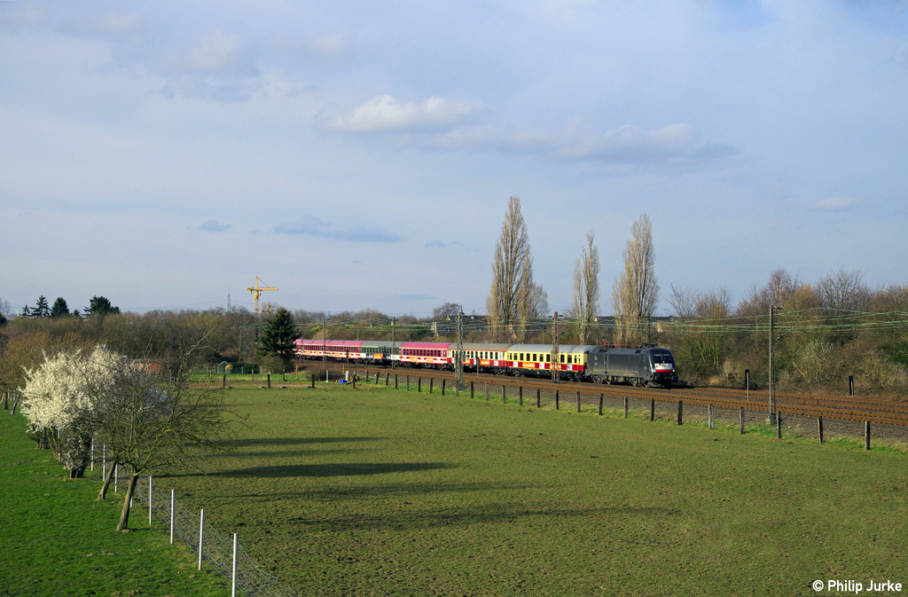 182 530-6 mit dem HKX 1802 (HH-Altona - Köln Hbf) am 23.02.2014 in Langenfeld(Rheinl.).
