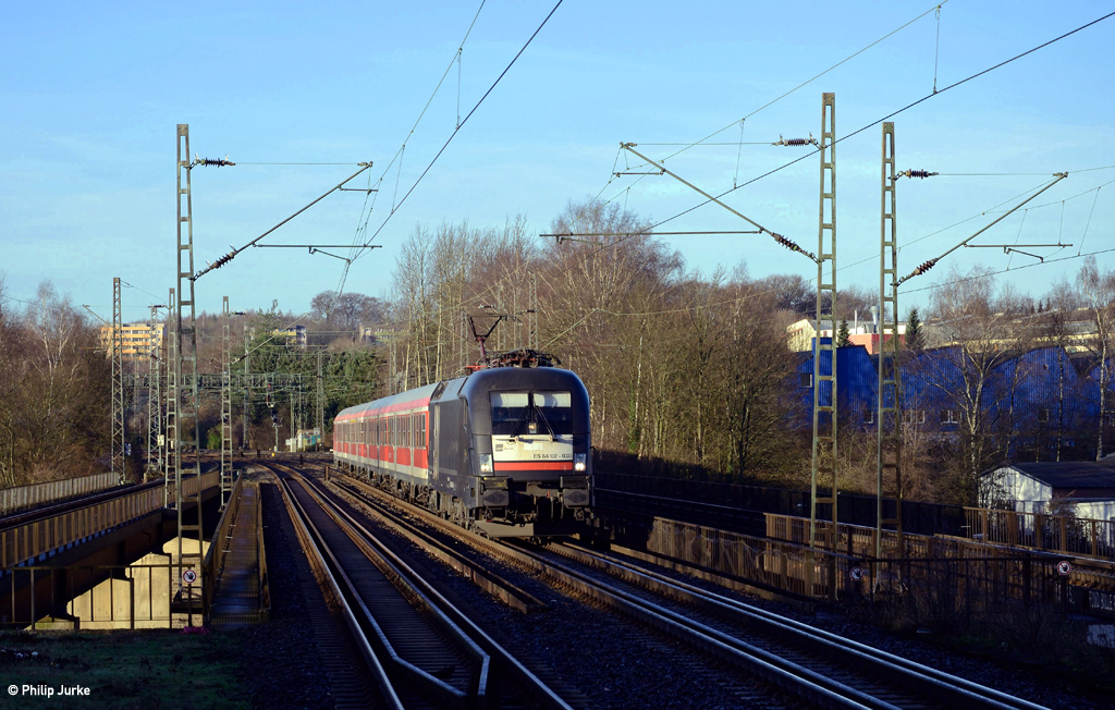 182 530-6 zieht die RB 27820 (Bonn-Mehlem - Wuppertal-Oberbarmen) am 28.12.2015 bei Wuppertal-Sonnborn.
