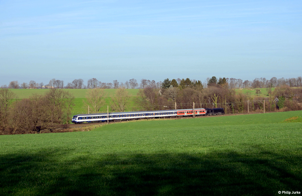 182 534-8 schiebt die RB 27831 (Wuppertal-Oberbarmen - Köln Hbf) am 28.12.2015 zwischen Haan-Gruiten und Haan.